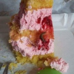 Vierme găsit într-o prăjitură cumpărată de la o cofetărie