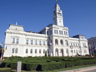 Palatul Administrativ din Arad, disputat în justiție de Prefectură și Primărie