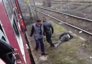 Anchetă după ce un bărbat a fost dat jos din tren şi bătut
