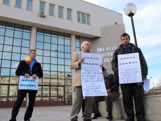 Un nou protest al localnicilor din Nadăş în fața Tribunalului
