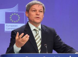 Cioloş spune că trăieşte din banii puşi deoparte cât a fost comisar european