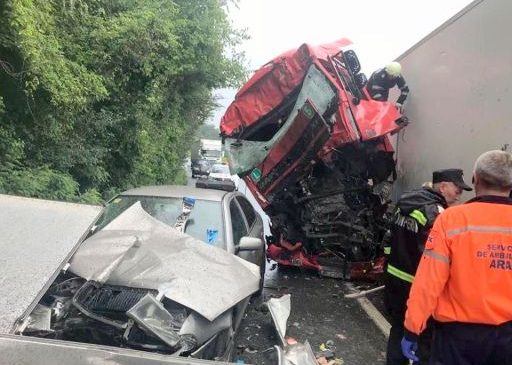Accident pe DN 7. Două TIR-uri şi un autoturism s-au ciocnit la Milova