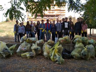 Acțiune voluntară de ecologizare în zona Podului Traian