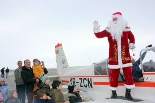 Moș Crăciun a aterizat la Aeroportul din Arad, unde a fost așteptat de copii