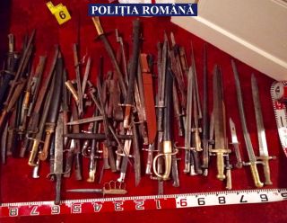 Arme, cartușe, săbii și cuțite, găsite în locuința unui bărbat din Galșa