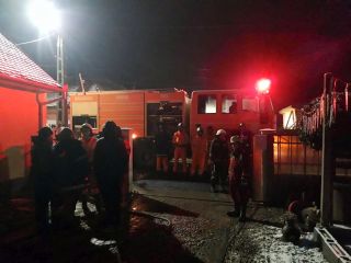 Incendii la Șofronea și Zăbrani. O mașină și anexa unei gospodării, distruse de foc