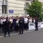 UPDATE Proteste la sosirea premierului Dăncilă la Prefectura Arad şi Primăria Lipova