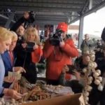 Viorica Dăncilă a cumpărat usturoi, busuioc şi mere de la piaţa din Pâncota