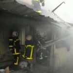 Incendiu la o casă din Arad. Proprietara intoxicată cu fum, dusă la spital