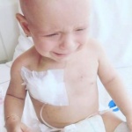 O fetiță de 11 luni cere ajutorul oamenilor în lupta cu cancerul