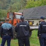 Jandarmii și polițiștii arădeni au prins doi bărbați care au tăiat ilegal 250 de arbori