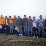 14 migranți, depistaţi ascunşi într-un camion încărcat cu peşte