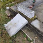 Morminte vandalizate în cimitirul reformat din Vânători. Cinci minori sunt cercetați de polițiști