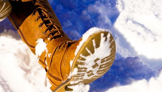 Ești în căutarea unei perechi de cizme pentru sezonul rece? Cum o alegi și cum o îngrijești corespunzător?