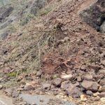 UPDATE 2 Alunecare de teren pe DN 7. Traficul rutier, întrerupt între Toc și Săvârșin