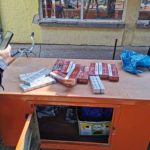Țigări de contrabandă descoperite sub o masă în Piața „Mihai Viteazul“