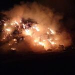Incendiul care a cuprins un depozit de baloţi a fost stins după aproape patru zile
