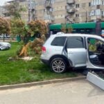 Șofer în stare gravă, după ce a lovit patru mașini și un semafor, în Arad