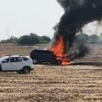 Două mașini au luat foc, pe un teren agricol și pe autostrada A1