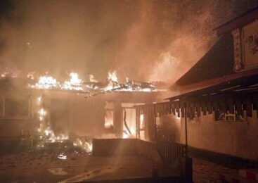 Incendii la două case din Chier. Un bărbat a fost transportat la spital
