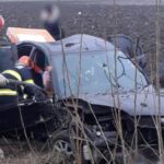 Adolescentă transportată la spital, după ce mașina în care se afla a ajuns în afara drumului