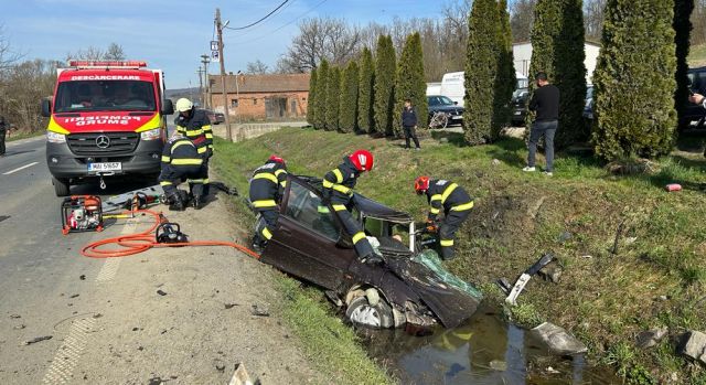 UPDATE Accident pe DN 7, la Bârzava. Doi bărbați au murit, iar o femeie a fost rănită