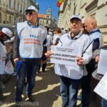 Zeci de sindicalişti din şcoli din Arad au protestat în stradă pentru salarii mai mari