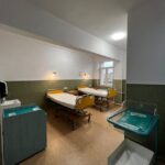 De Ziua Femeii, o doctoriţă din Arad le-a oferit mămicilor un salon de spital renovat din banii ei