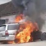 Mașină în flăcări, după ce proprietarul a găurit rezervorul pentru a scoate benzina