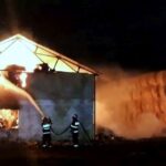 Sute de baloţi din paie au ars într-un incendiu izbucnit la o fermă din județul Arad
