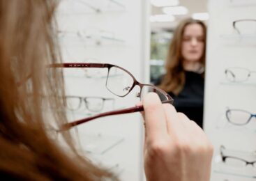 Cum să îți alegi ramele perfecte de ochelari? 3 criterii de care să ții cont