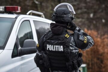 Percheziţii la Arad în două dosare de trafic de droguri. Peste 40 de persoane, duse la audieri