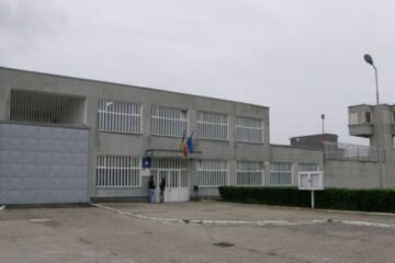 Un deţinut a fost găsit decedat în camera în care stătea singur. Executa o condamnare pentru viol