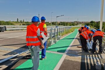 Noul pod hobanat, în reparaţii la nouă luni de la inaugurare. Tartanul de pe trotuare s-a desprins