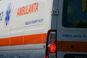 Un tânăr şi-a pierdut ochiul după ce a fost bătut pentru că s-a sprijinit de o maşină parcată