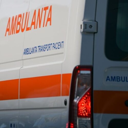 Un tânăr şi-a pierdut ochiul după ce a fost bătut pentru că s-a sprijinit de o maşină parcată