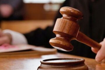 Patru bărbaţi, trimişi în judecată pentru că ar fi violat şi bătut o tânără de 19 ani