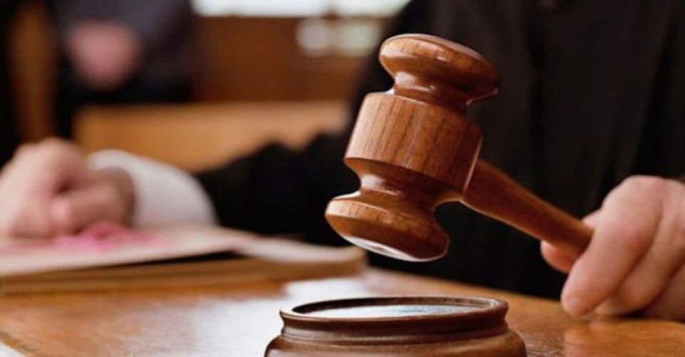 Trei adolescenţi şi un adult, sub control judiciar după ce au dezbăcat şi umilit un copil în parc