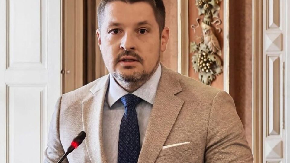 Prefectul liberal demisionar acuză că un lider PSD Arad nu s-a prezentat cinci luni la serviciu la Poştă