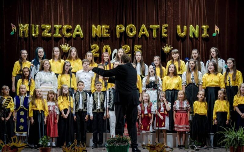 Anna Ungureanu, dirijorul corului „Madrigal“, invitată la Gala Corală Aniversară de la Pecica