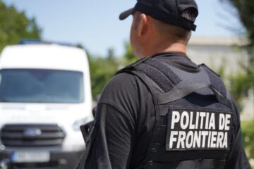 Trei urmăriţi internaţional pentru un jaf, dare de mită şi furt, depistaţi de poliţiştii de fronieră