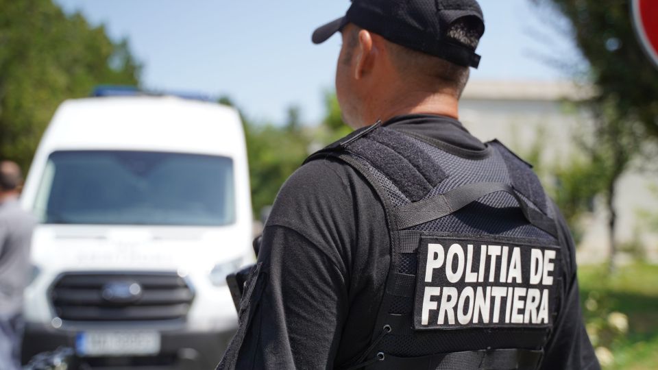 Trei urmăriţi internaţional pentru un jaf, dare de mită şi furt, depistaţi de poliţiştii de fronieră