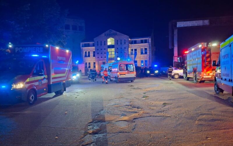 Incendiu la un centru medical din Arad. Trei persoane au suferit intoxicaţii uşoare