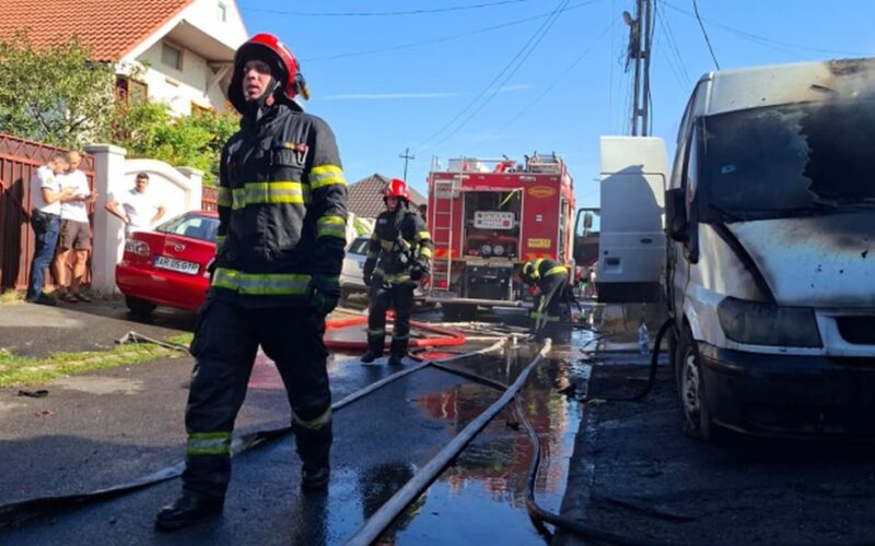Doi oameni răniţi, cu multiple arsuri, într-un incendiu ce a cuprins două garaje din Arad