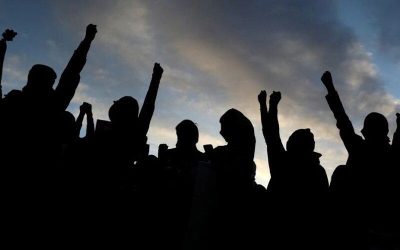 Un nou protest al păgubiţilor care nu şi-au primit maşinile plătite la un dealer