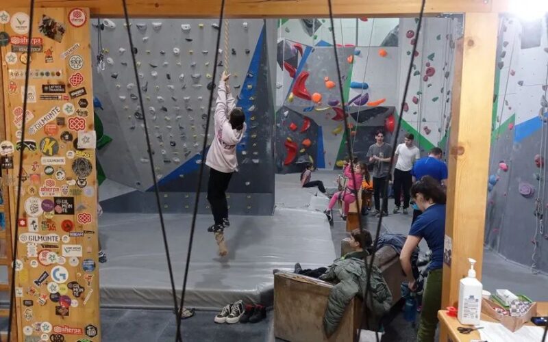 Climb Again. Terapie prin escaladă pentru copiii și tinerii cu dizabilități, la Arad