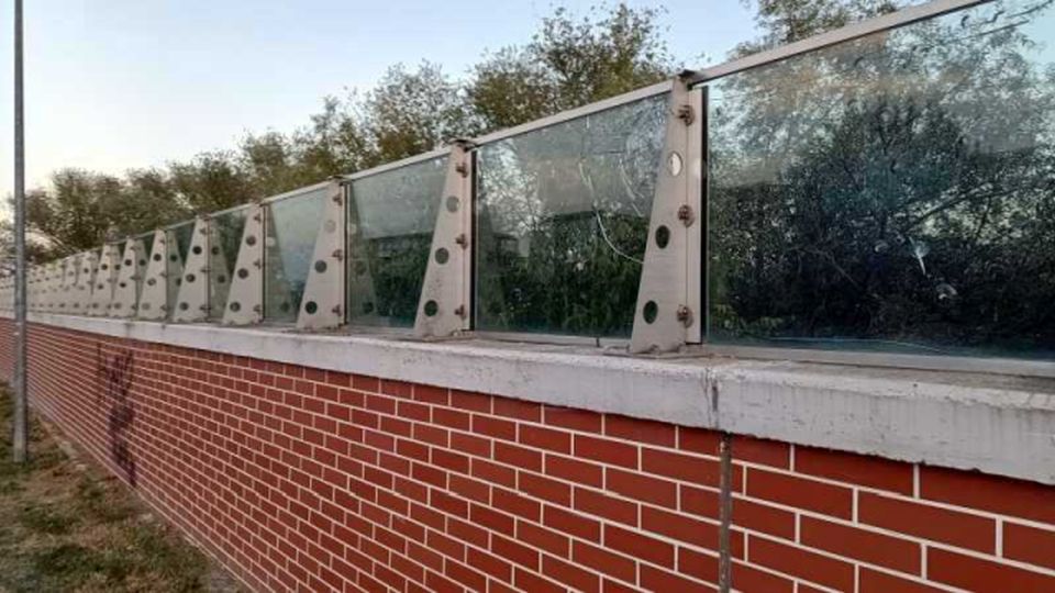 Aproape toate panourile de sticlă securizată de la un dig panoramic din Arad, avariate după ce au fost lovite cu pietre