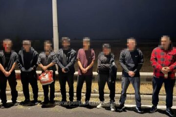 Şapte străini fără drept de a călători în Spaţiul Schengen, găsiţi într-un microbuz de marfă