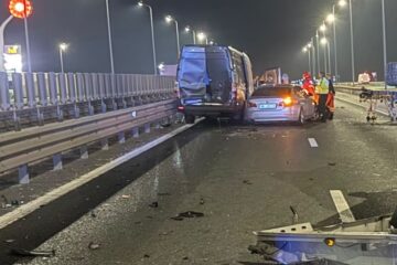 Şapte persoane au fost rănite într-un accident în lanţ cu cinci autovehicule pe autostradă