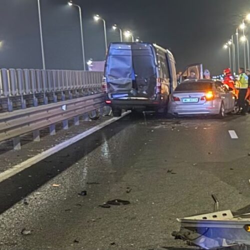 UPDATE Şapte persoane au fost rănite într-un accident în lanţ cu cinci autovehicule pe autostradă